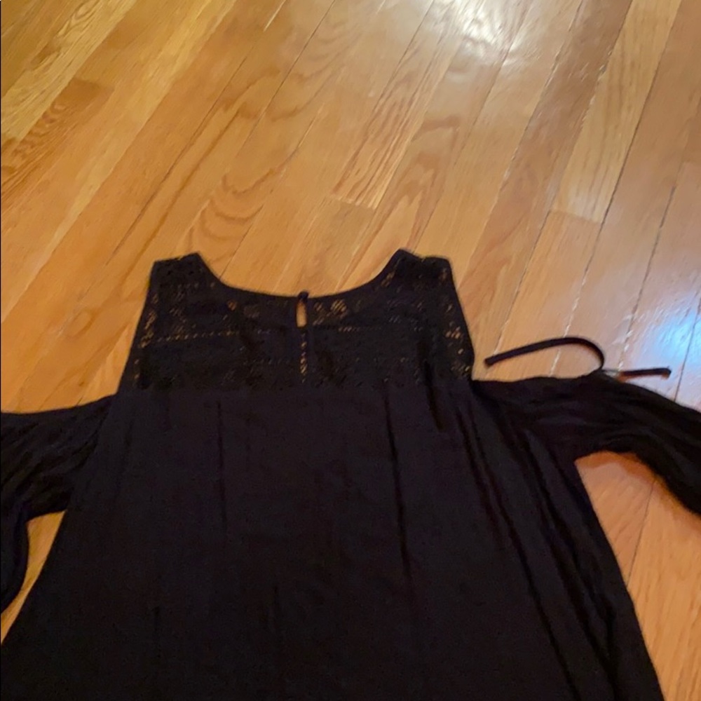 Express open shoulder top. - Picture 9 of 10